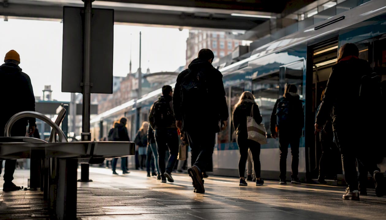 Ambiance matinale dans une station de transports en commun, entre les premiers voyageurs encore à demi réveillés et le ballet des rames qui s’enchaînent.