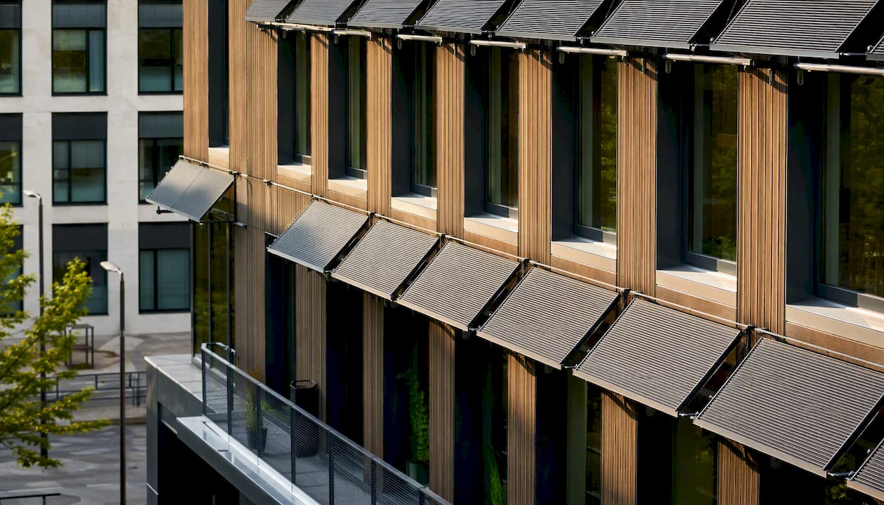 Façade d’un immeuble de bureaux écoresponsable certifié HQE