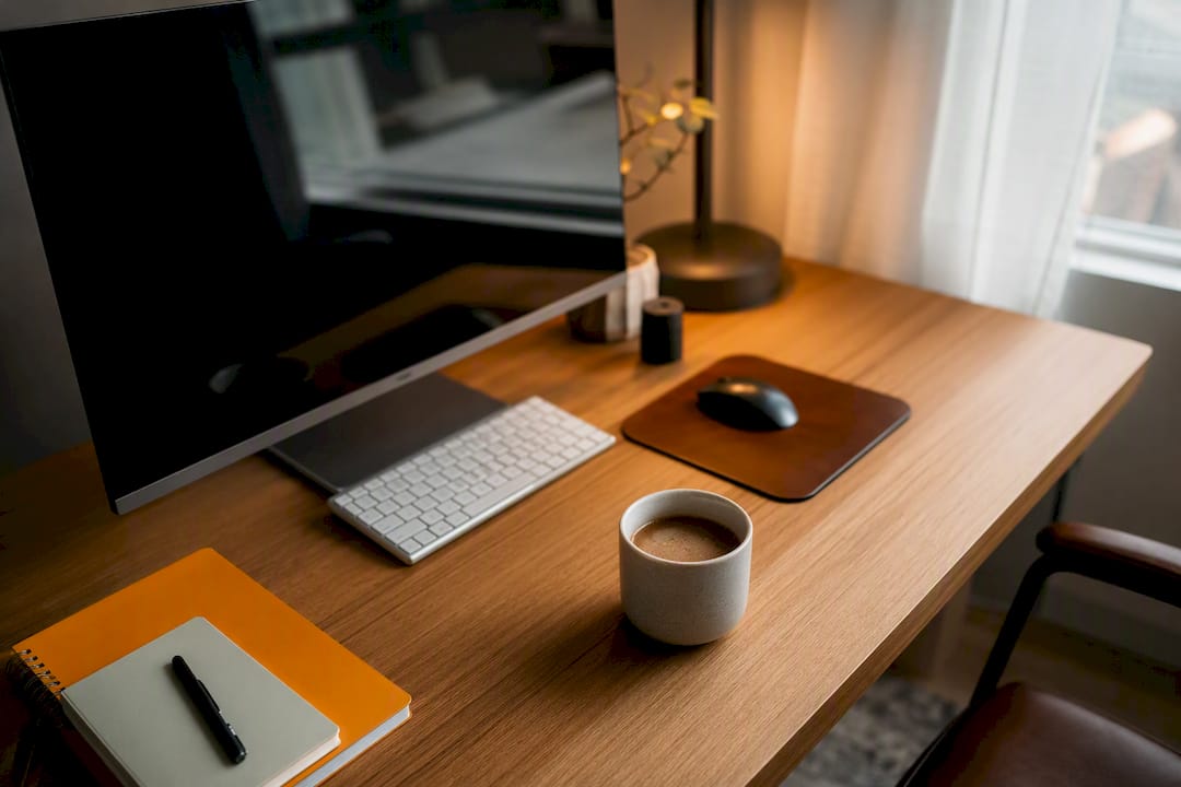 Reflet de l’écran d’ordinateur et des impressions papier dans un bureau