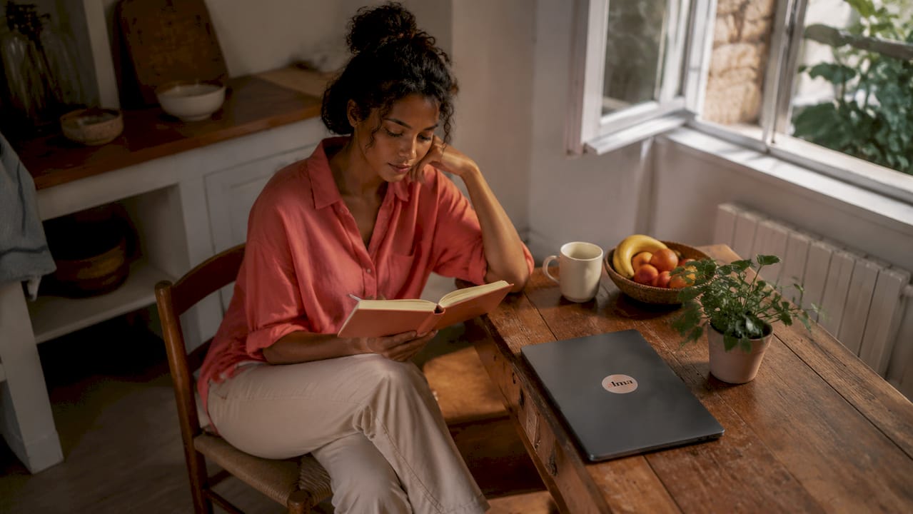 Une femme appliquée, absorbée dans son travail à la maison.