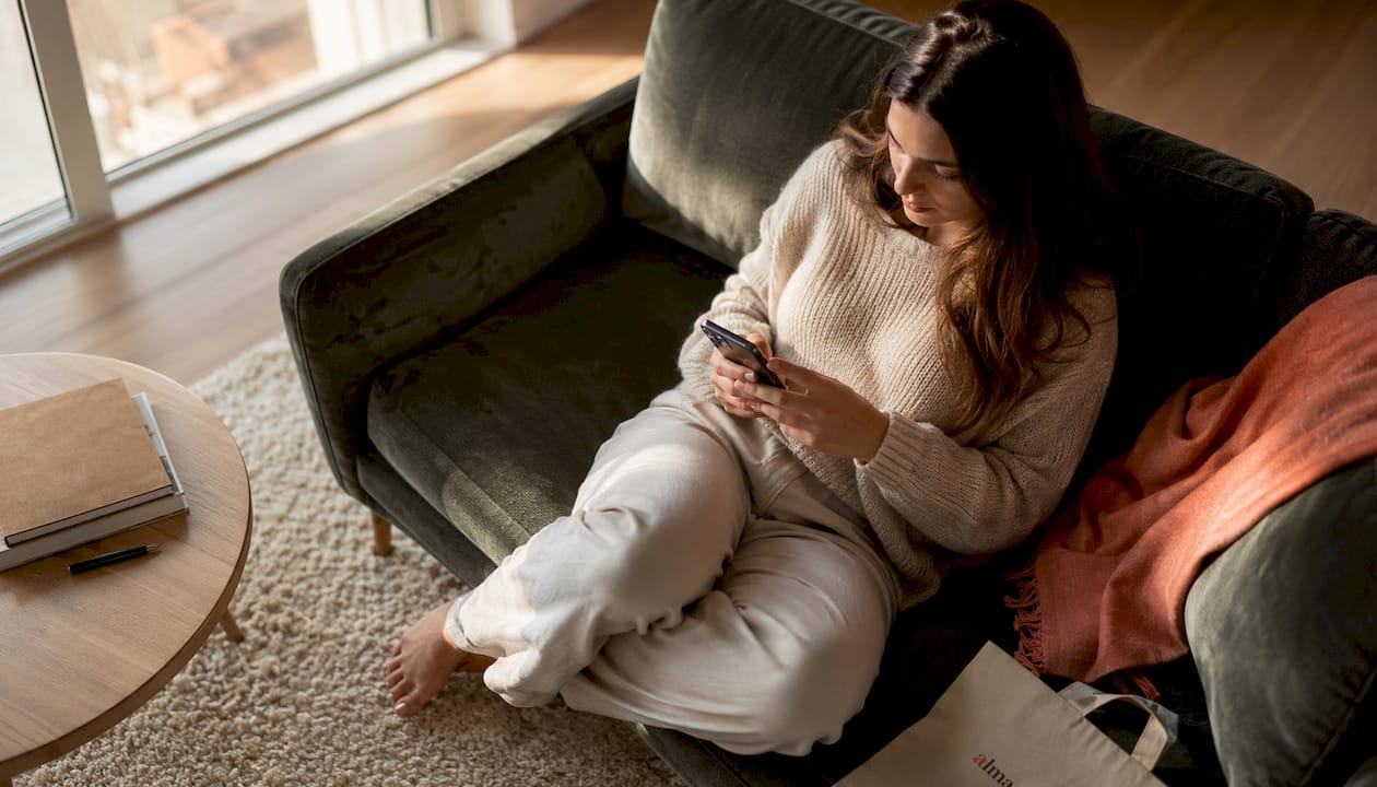 Une jeune femme consulte une appli pour suivre son humeur au quotidien.