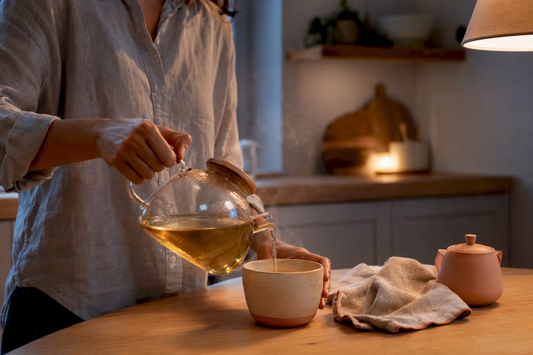 Personne en train de préparer une tisane du soir
