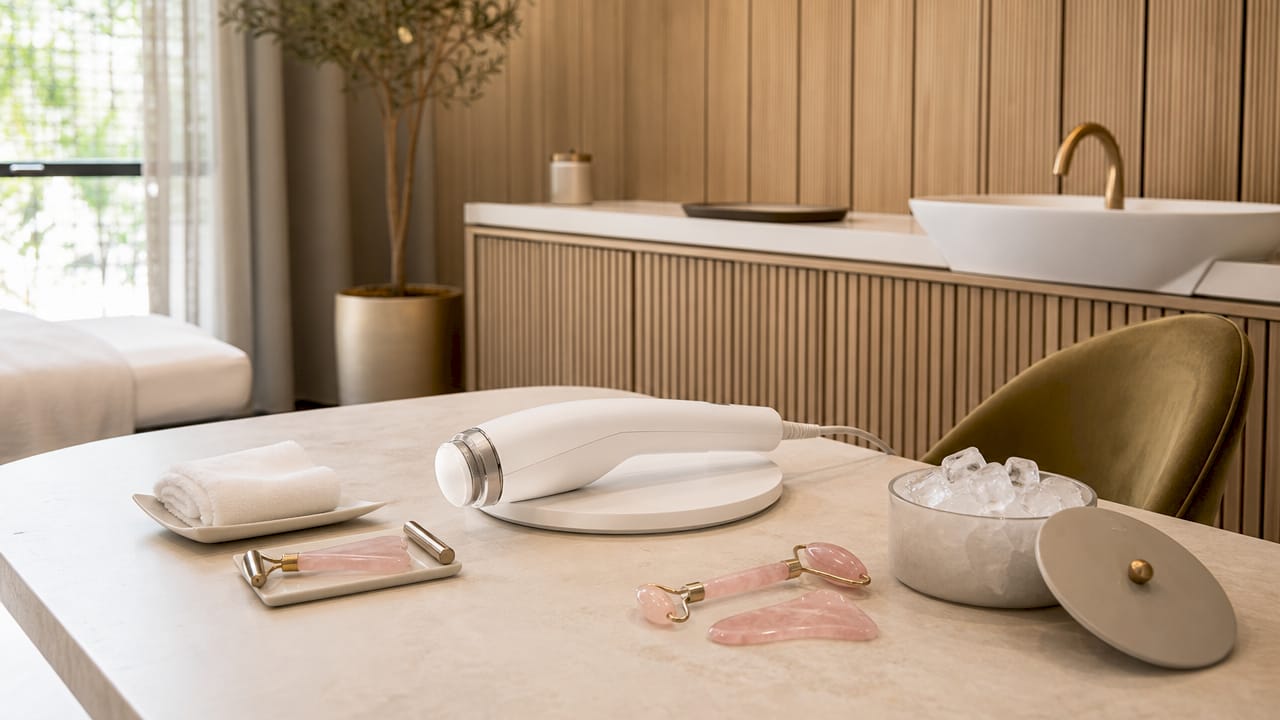 Detailaufnahme eines Kryotherapiegeräts mit passendem Zubehör