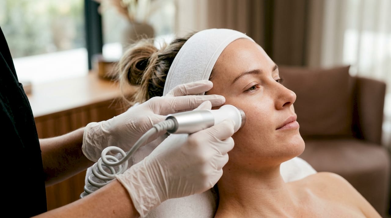 Appoggia il manipolo per l’elettroporazione sulla pelle del viso perfettamente pulita.