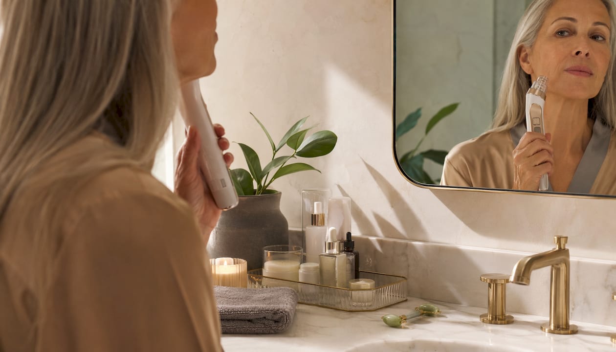 Señora de edad utilizando un equipo de radiofrecuencia combinado con microneedling
