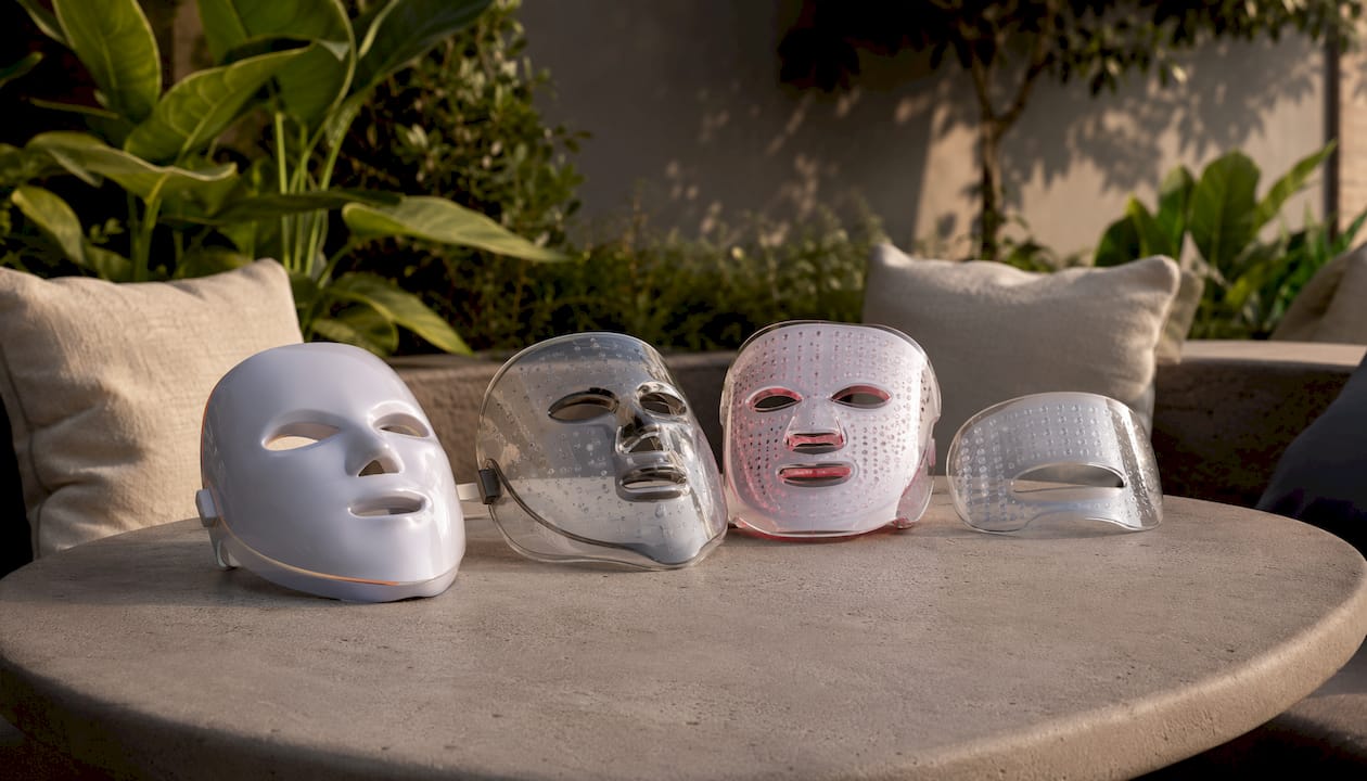 Un grupo de máscaras LED para el cuidado facial está colocado sobre una mesa.