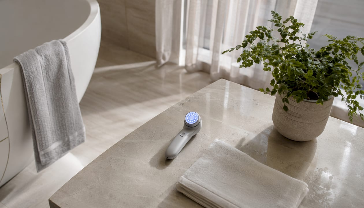 Sul mobile del bagno ho posizionato un dispositivo a LED blu specifico per il trattamento dell’acne.