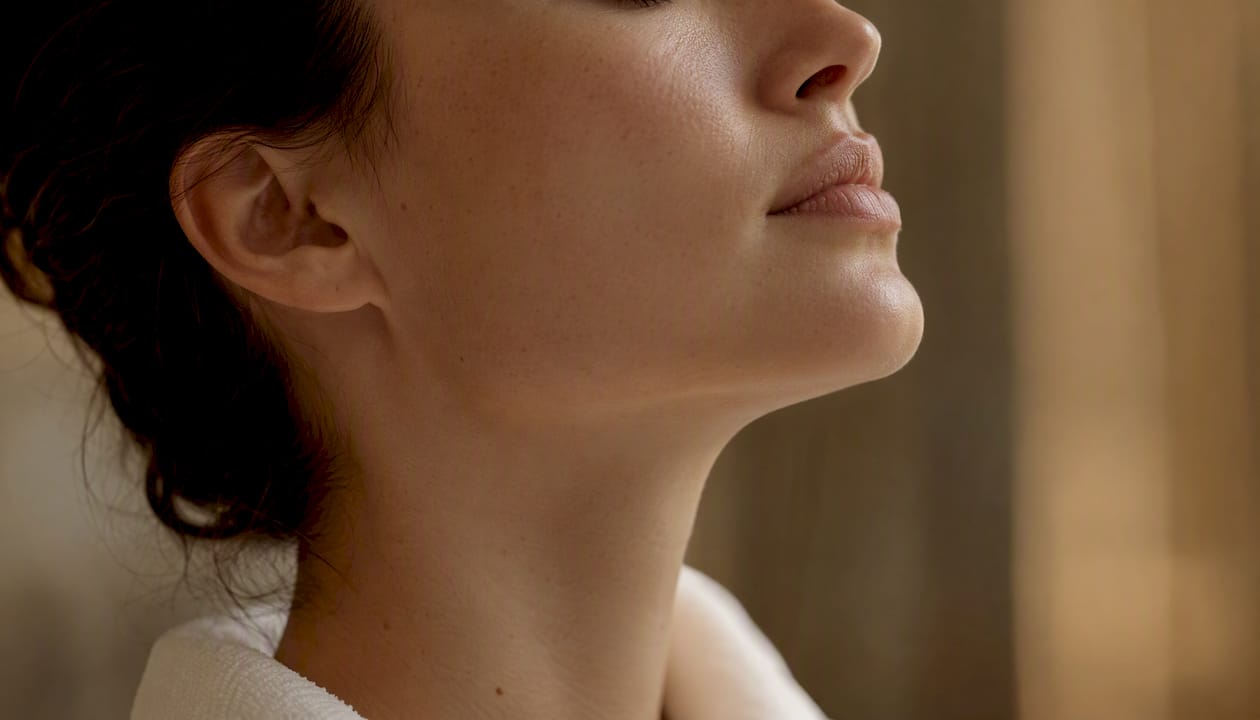 Detalle en primer plano de la piel alrededor de los ojos y el cuello