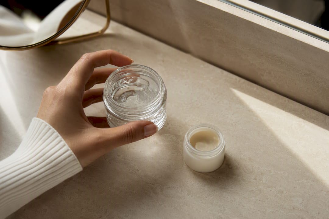 Presentaciones de gel conductor y cremas faciales para el cuidado de la piel
