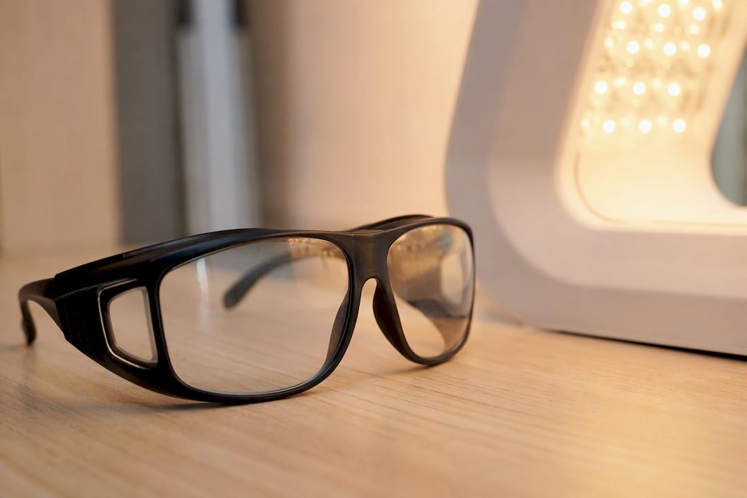 Gafas protectoras para terapia LED sobre la encimera