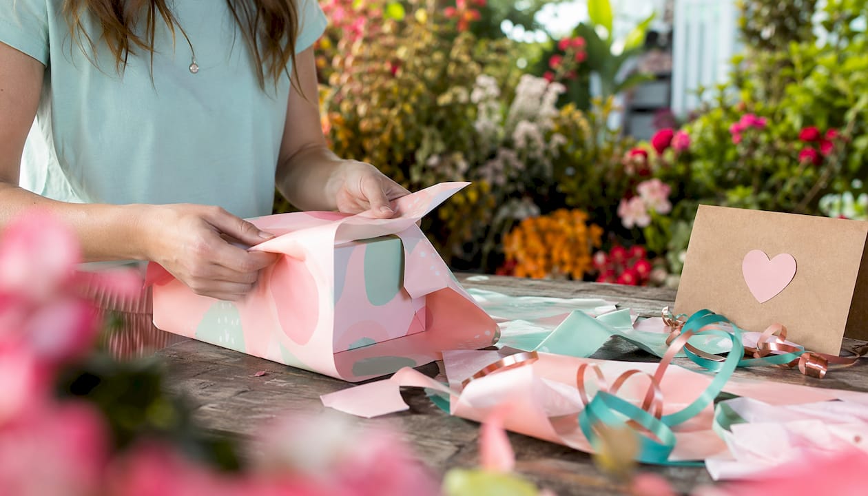 Preparando en casa un regalo personalizado, cuidando cada detalle con mis propias manos.