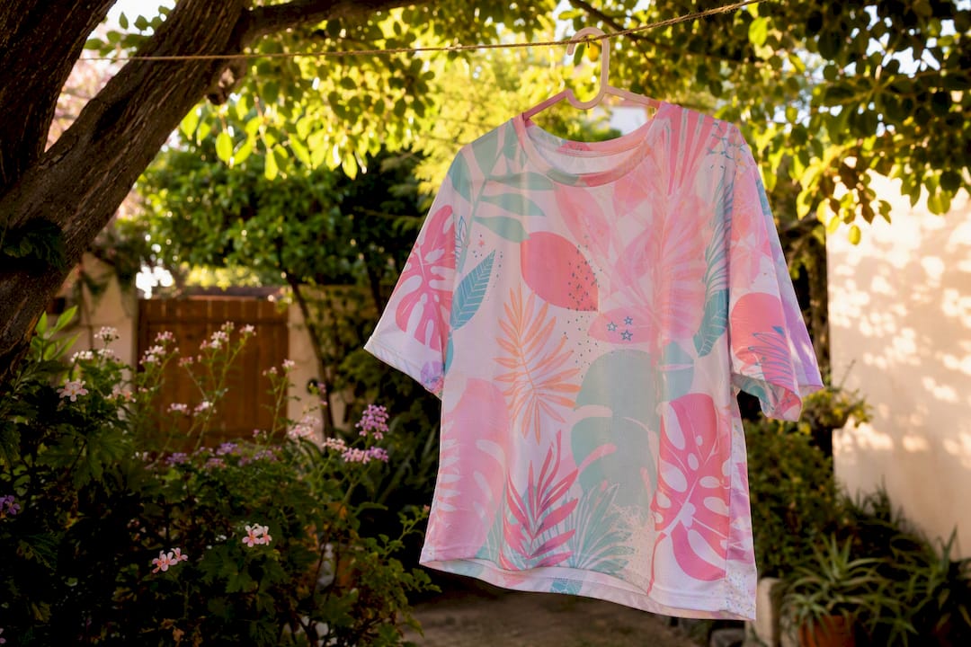 Camiseta sublimada secándose al aire libre, a la sombra