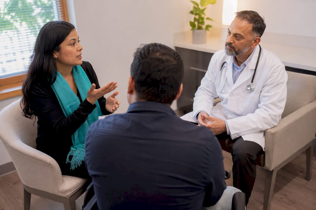 El intérprete de la clínica facilita la conversación médica