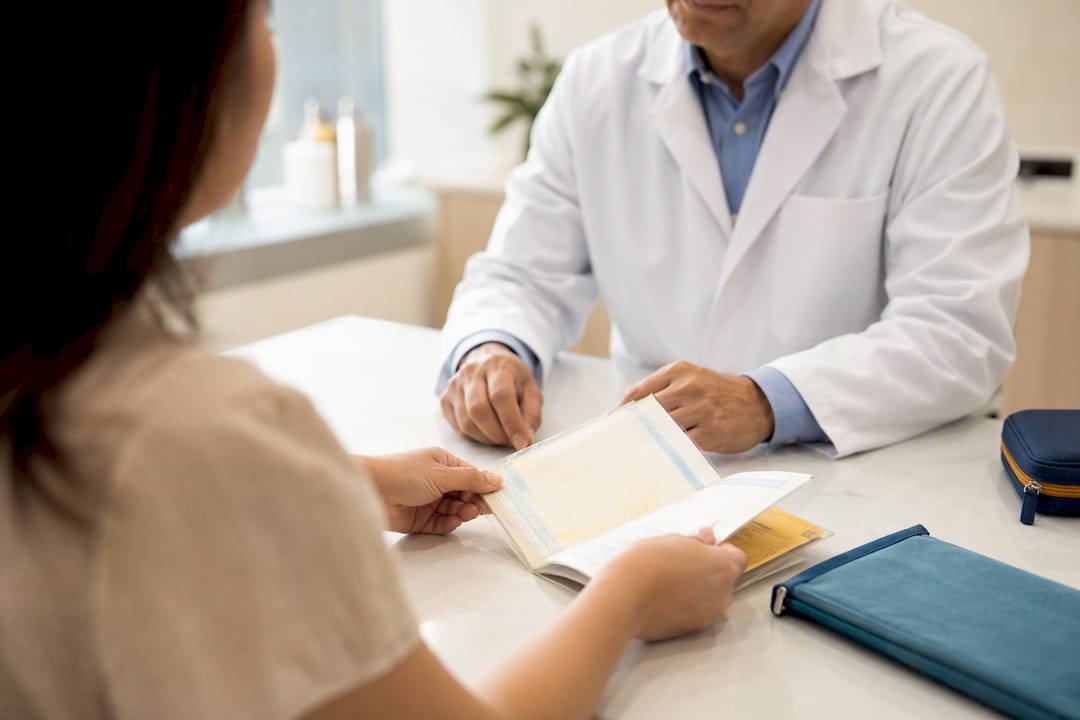 El médico revisa las cartillas de vacunación