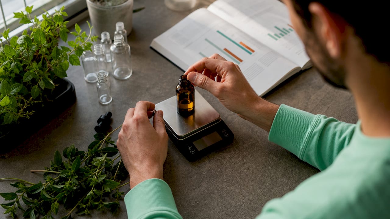Un chercheur analyse avec précision la quantité d’huile de CBD dans un laboratoire.