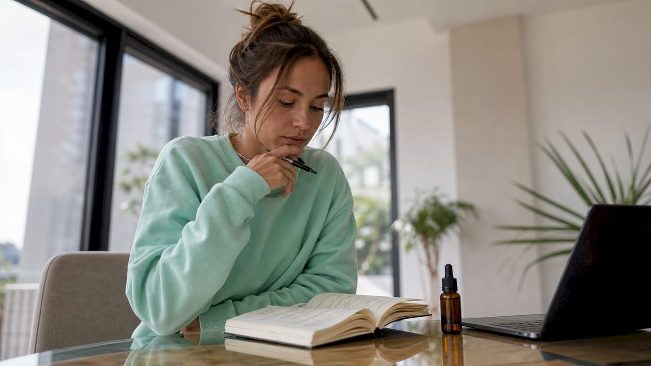 Des mains tiennent un smartphone à côté de notes sur la publicité du CBD