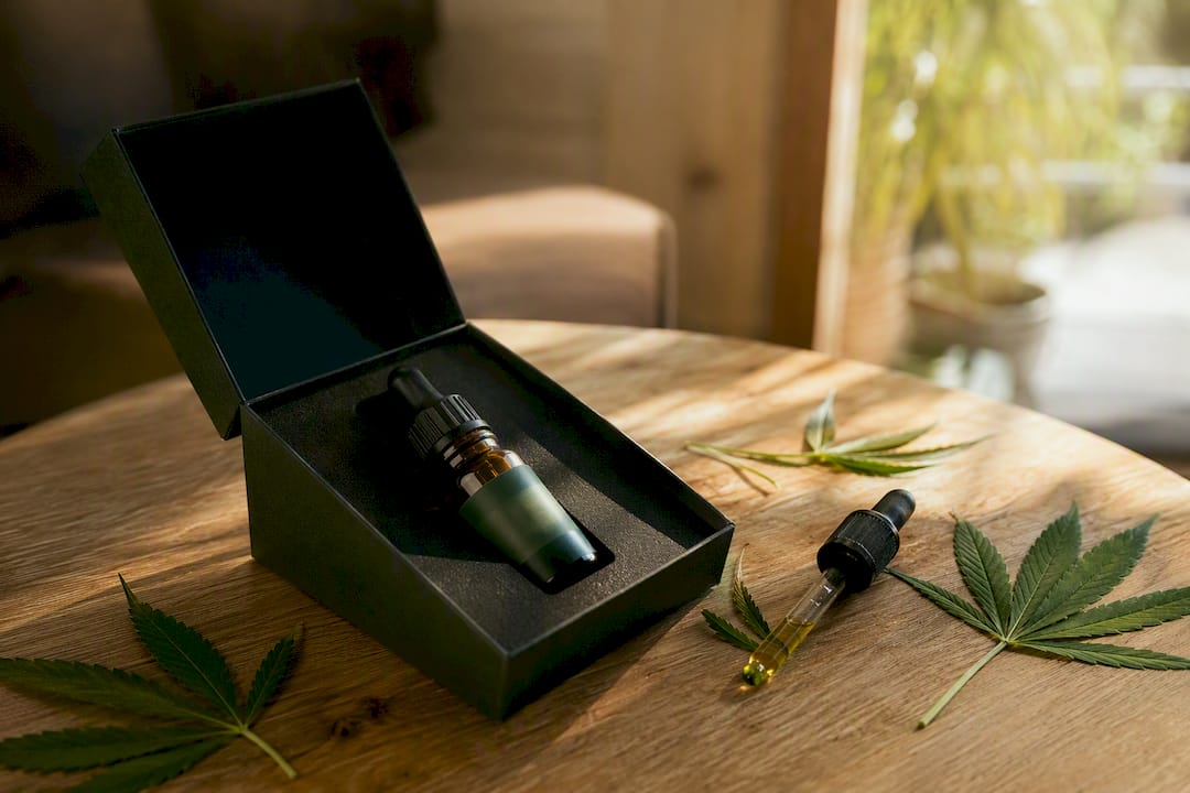 Bouteille d'huile de CBD avec étiquette sur une table
