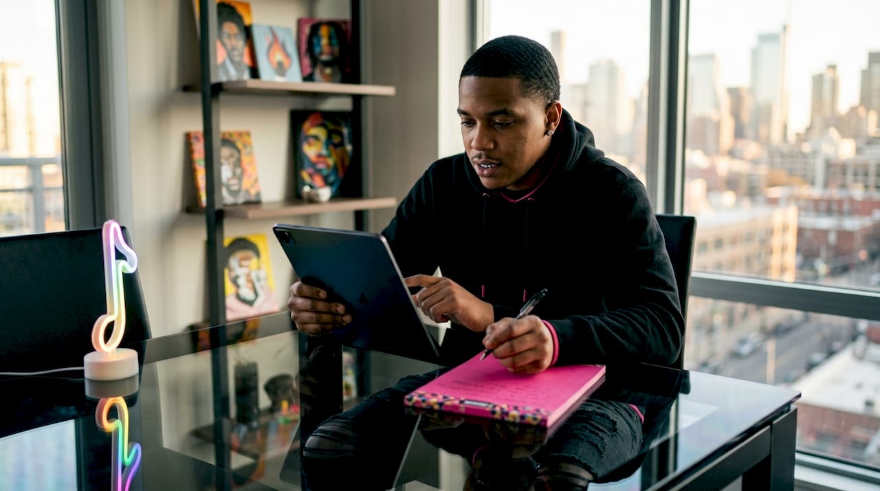 Artist managing fan data on digital devices
