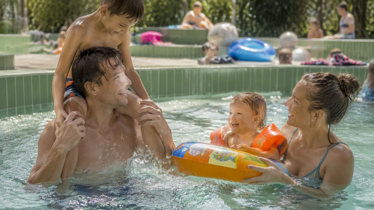 Eine Familie genießt gemeinsam das Planschen im Nichtschwimmerbereich des Europabads.