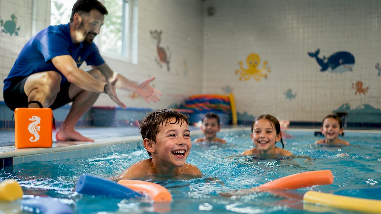 Schwimmkurs für Kinder im örtlichen Hallenbad