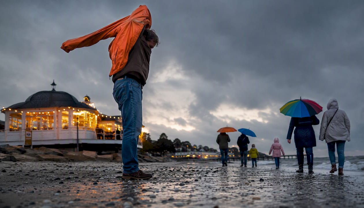 Auch bei Schmuddelwetter zieht es Besucher an die Ostsee nach Haffkrug.