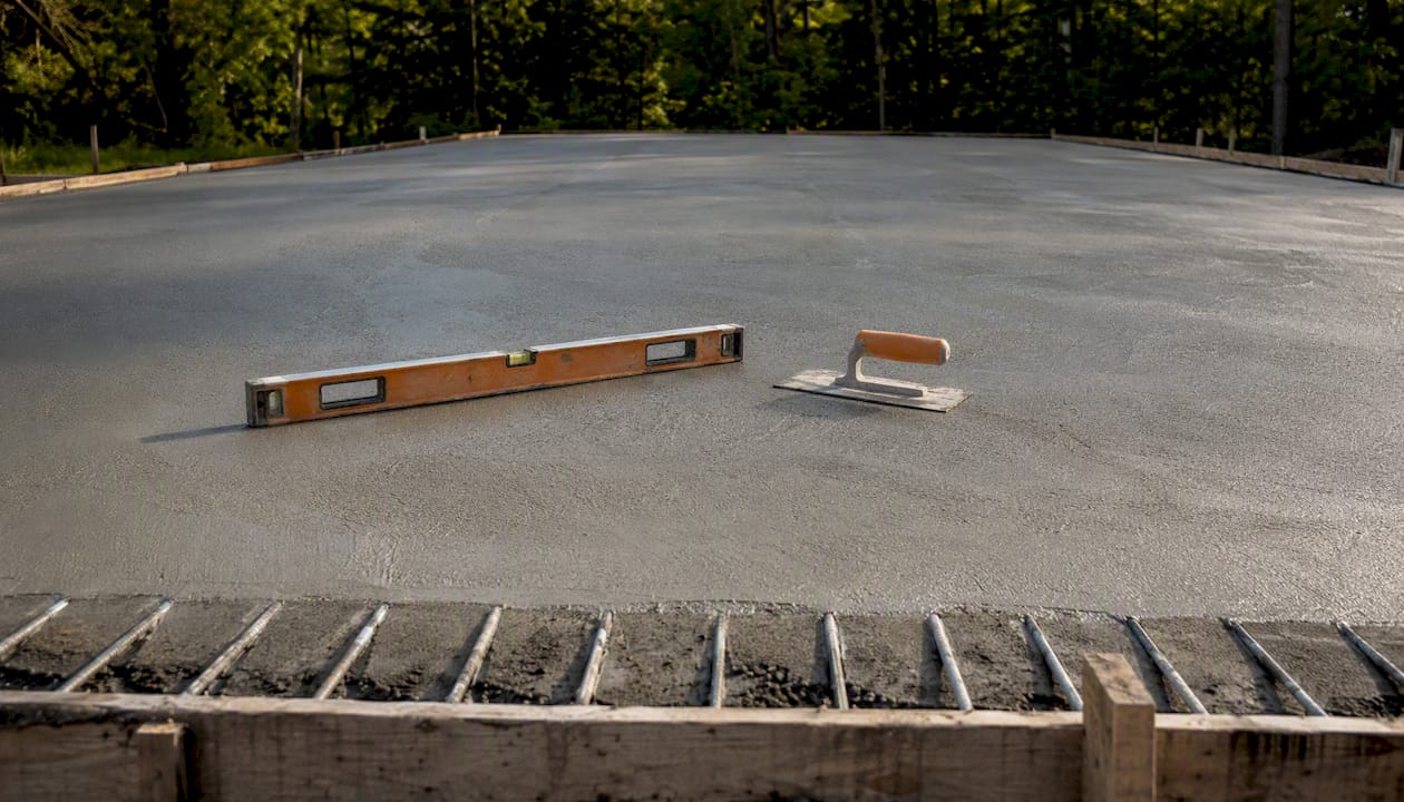Betonplatte als Fundament für einen Basketballplatz