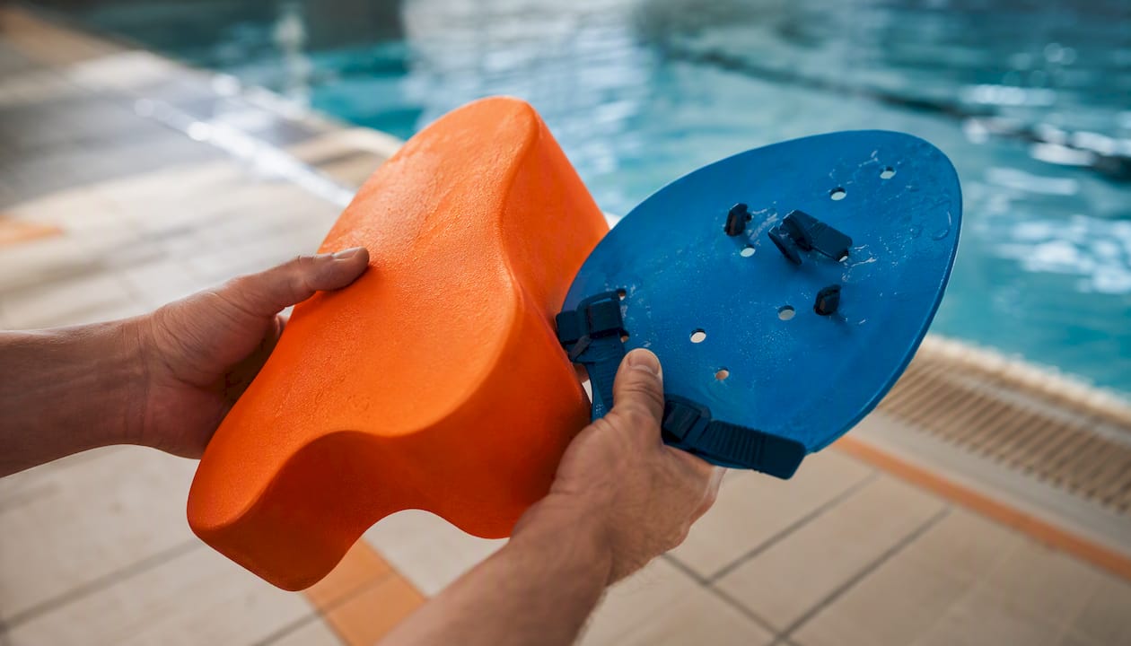 Hände greifen nach Schwimmhilfen