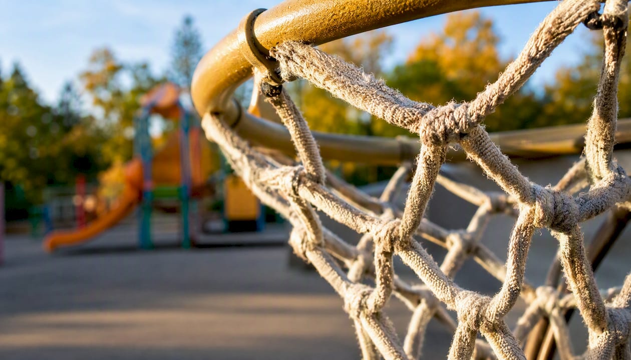 Detailaufnahme eines Outdoor-Korbballnetzes mit sichtbaren Gebrauchsspuren und abgenutzten Fasern
