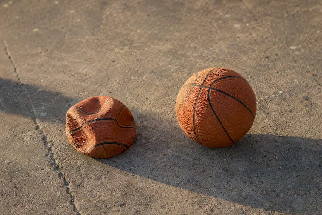 Basketbälle mit unterschiedlichem Luftdruck im Freien