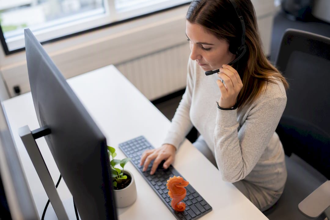 Kundendienstmitarbeiter mit Headset und Tastatur