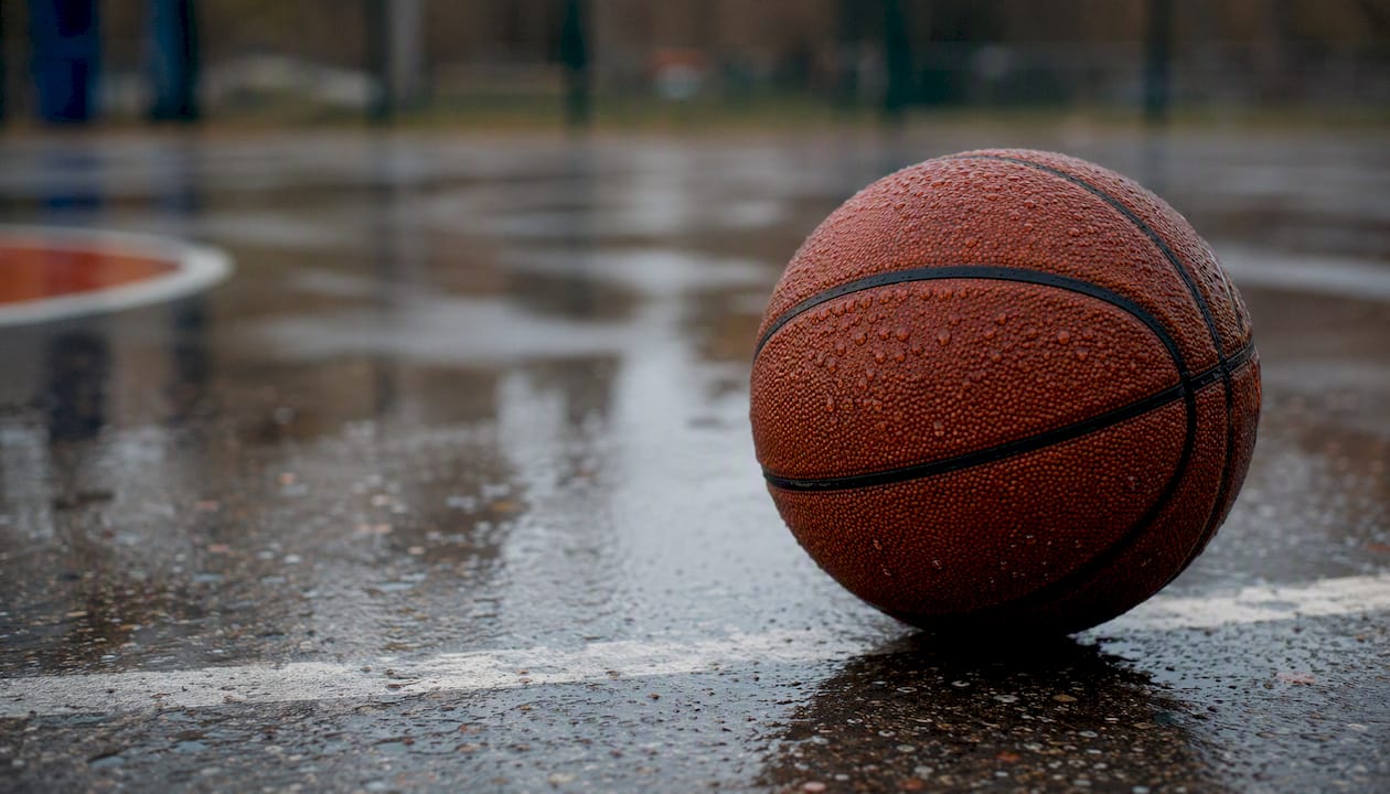 Nasser Asphalt und Basketballplatz mit Feuchtigkeit