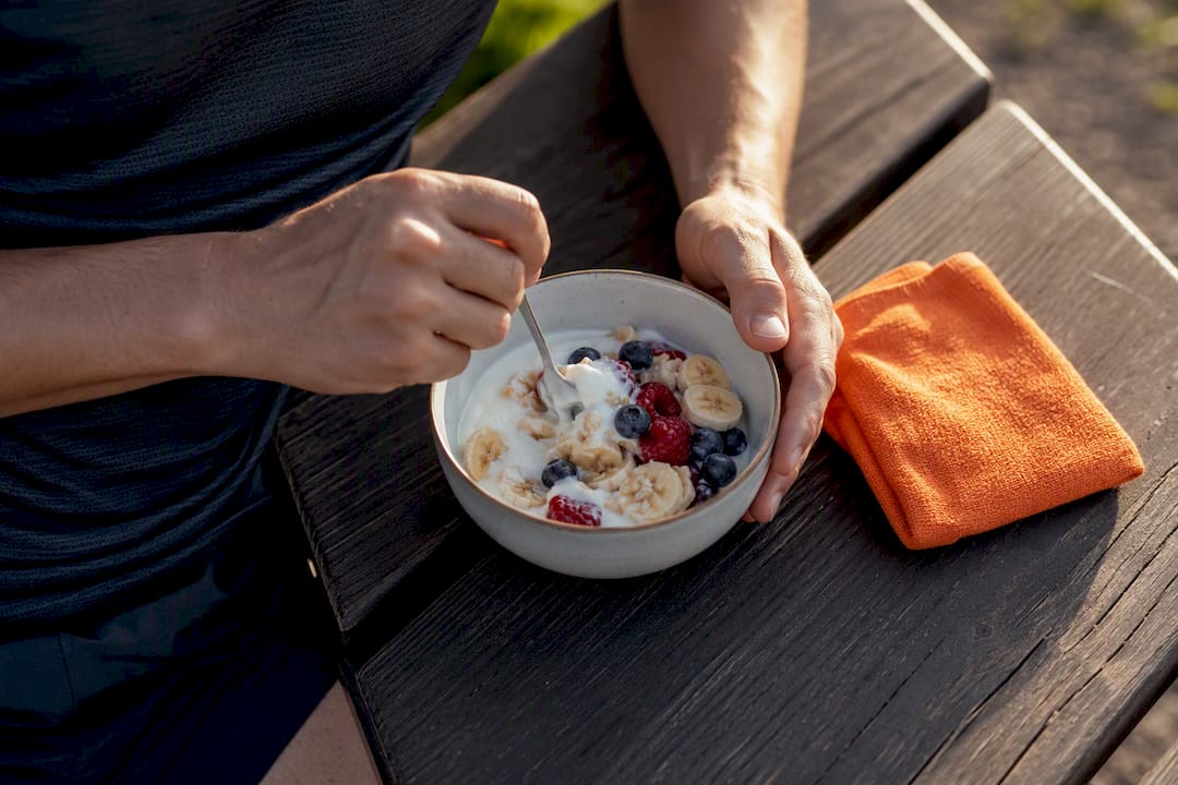 Joghurt mit Früchten nach dem Workout