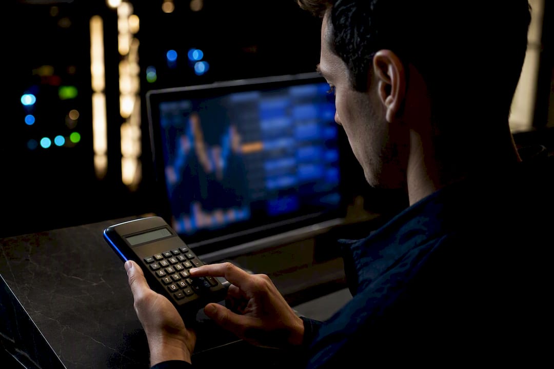 Analyst verifying futures contract risk