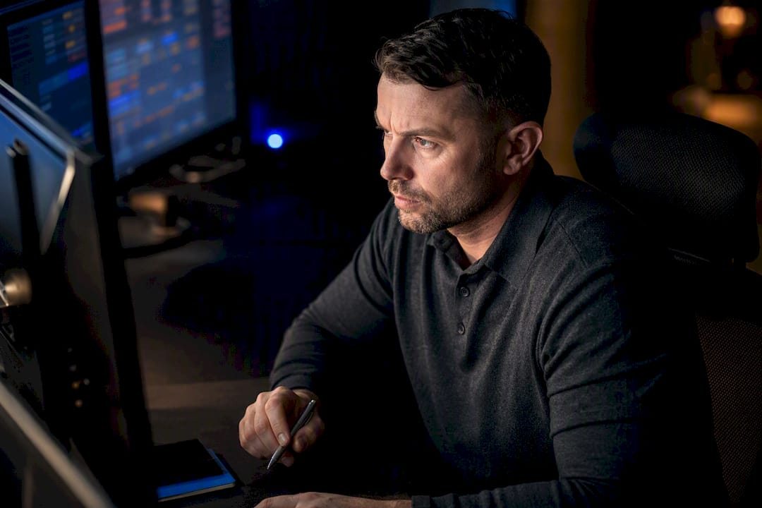 Analyst comparing master and follower positions