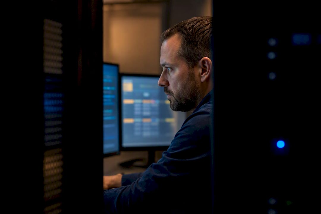 Engineer monitoring synchronized server-side stops