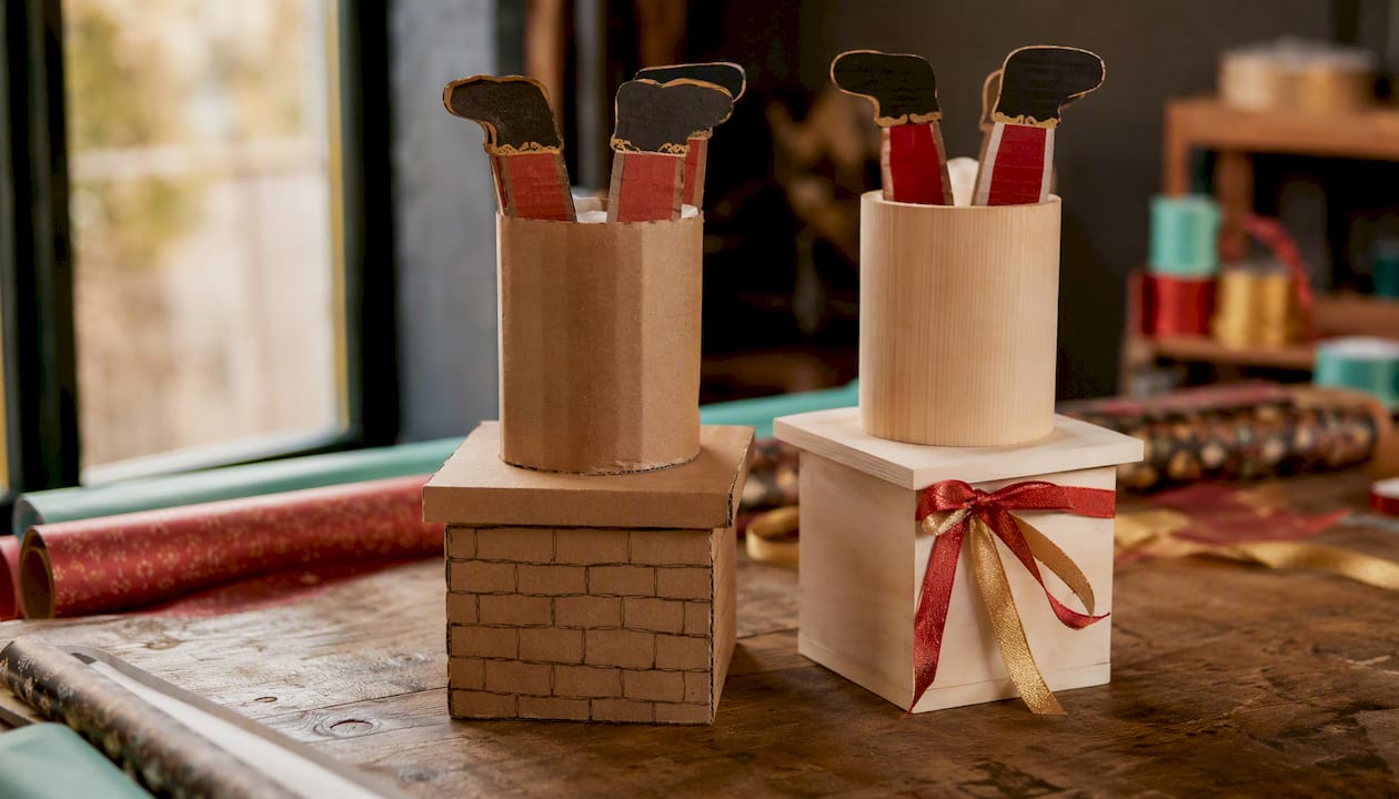 Kartonnen en houten Sinterklaas-schoorstenen staan gezellig naast elkaar.