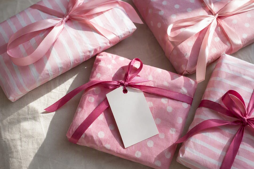 Cadeauverpakkingen ingepakt in effen en patroonroze zijdepapier