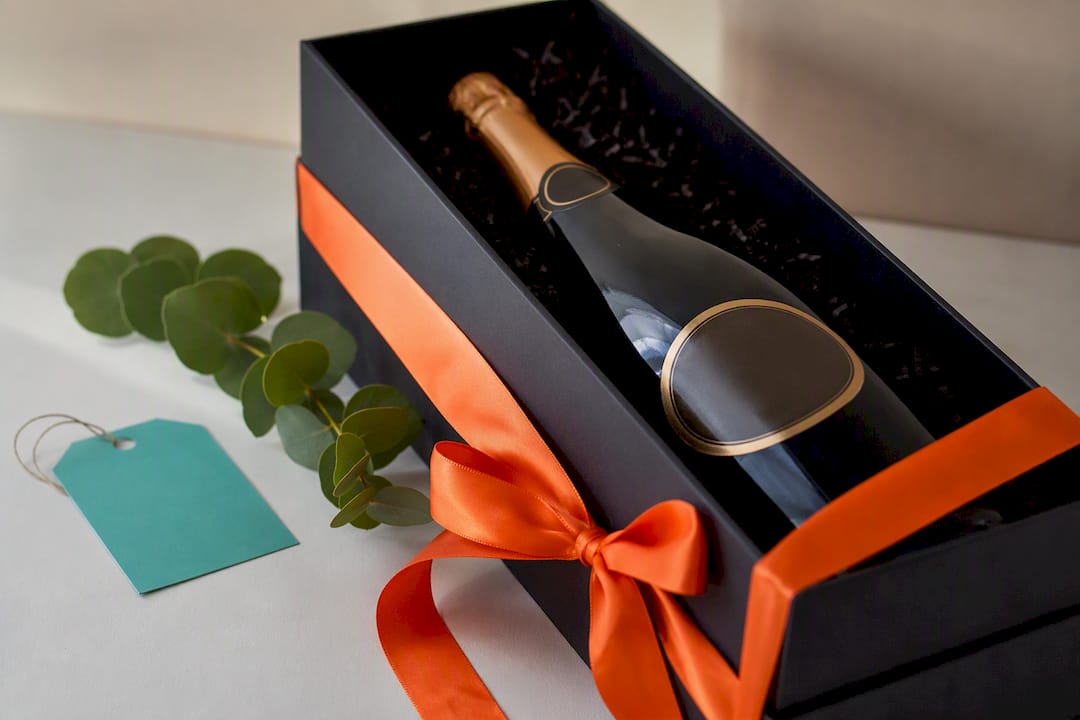 Elegante magnum cadeauverpakking met lint in accentkleur