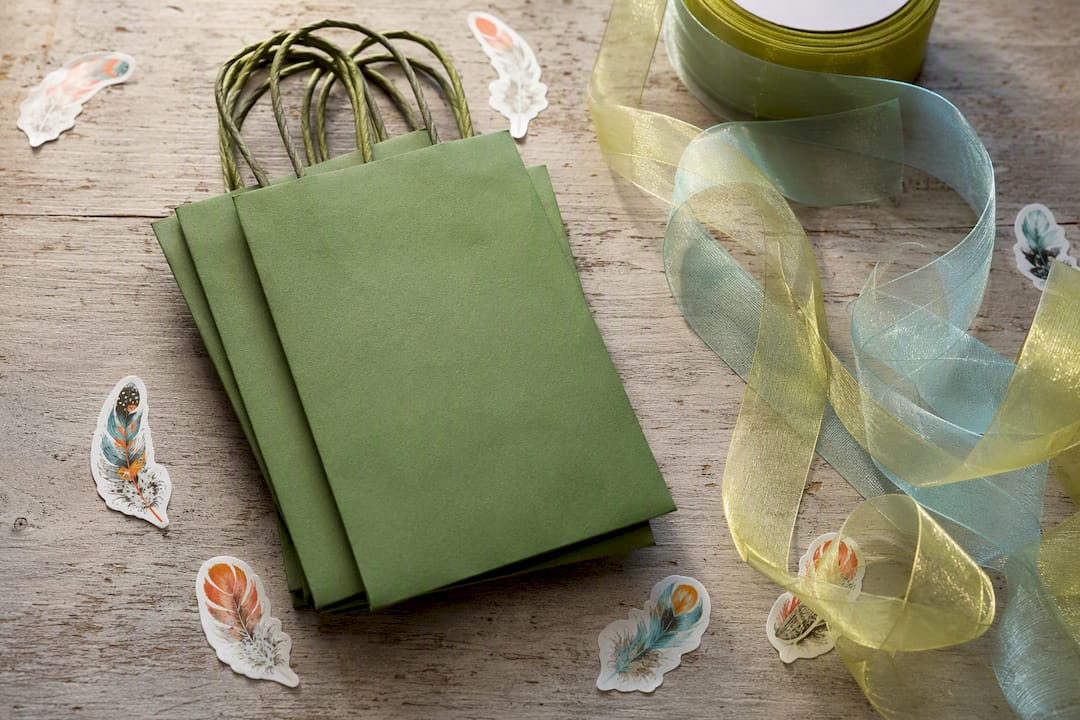Groene cadeautasjes met organzalint en veren