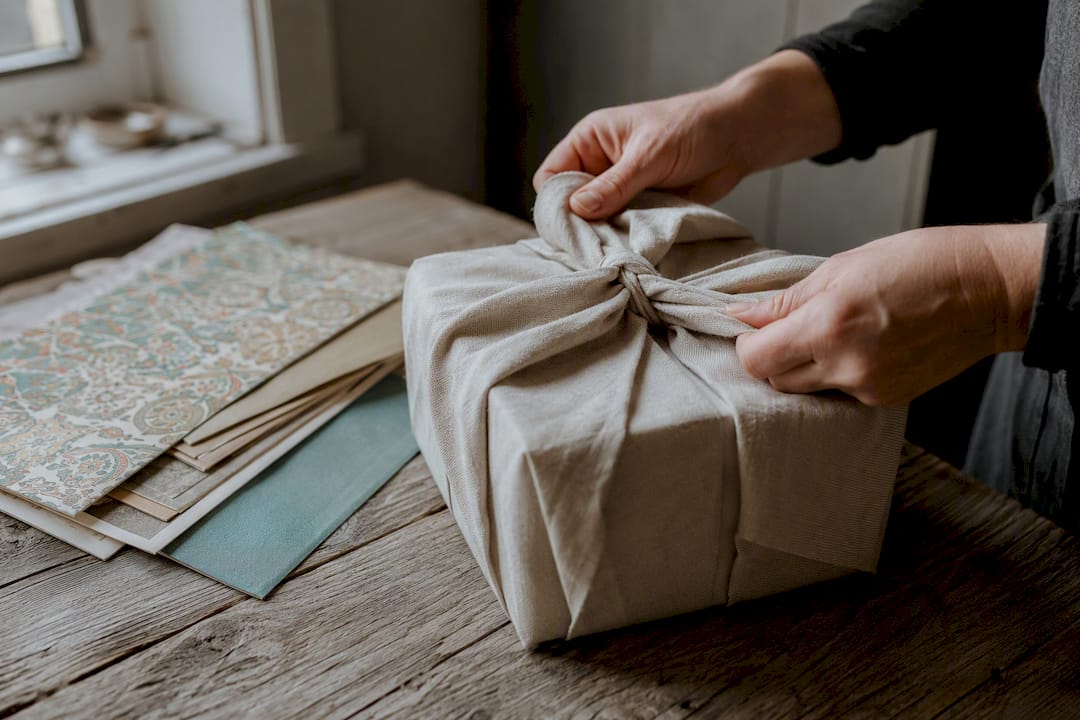 Cadeau inpakken met hergebruikt stof en papier