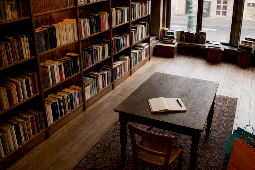Boekenkast en tafel voor signeersessie in de boekhandel