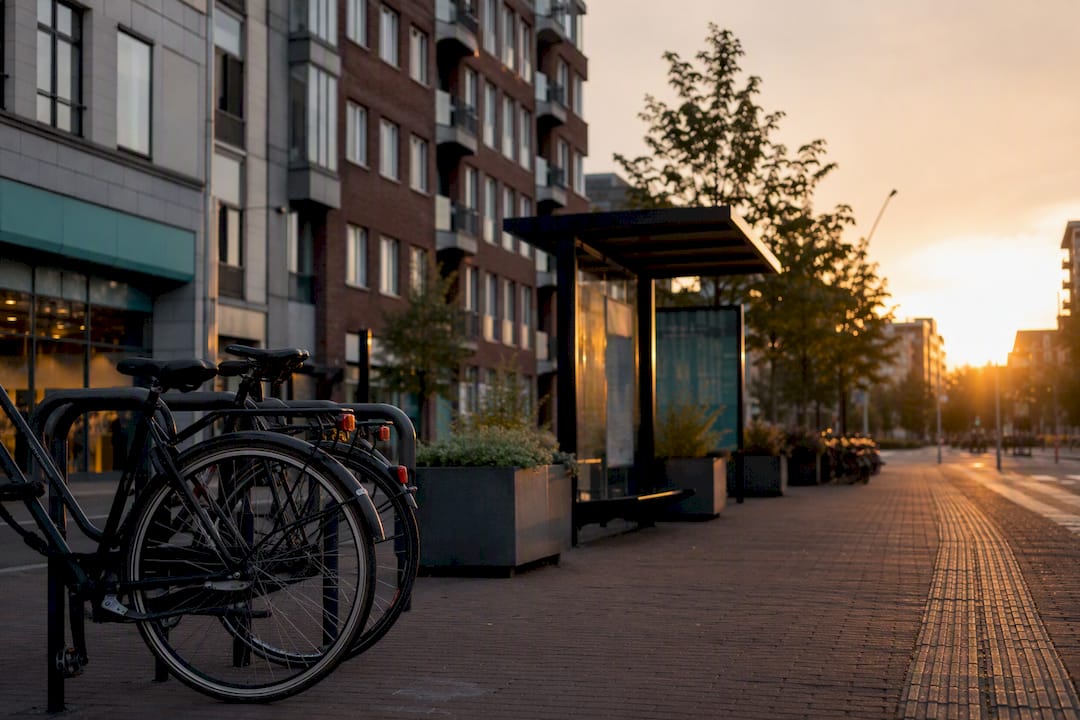 Bushalte en fietsenrekken bij de boekhandel in Nijmegen