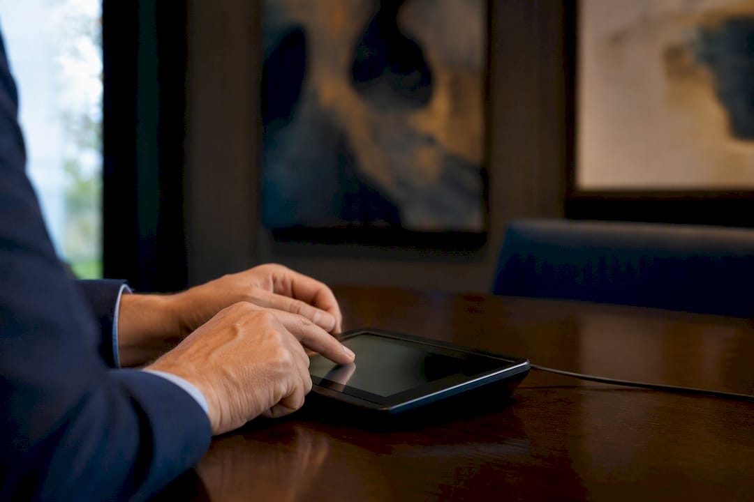 Hands testing digital signature validation device