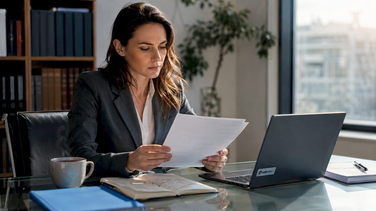 Une experte en droit passant en revue des dossiers juridiques