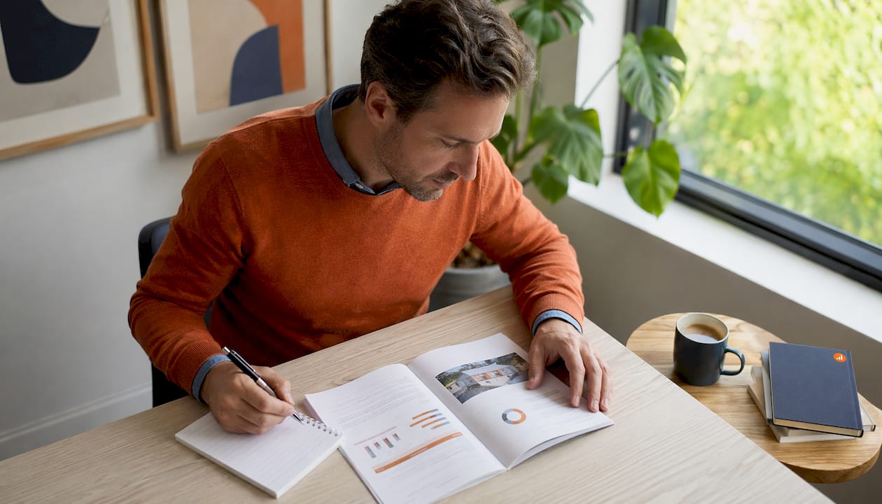 Man bekijkt rustig het woningrapport aan de eettafel thuis