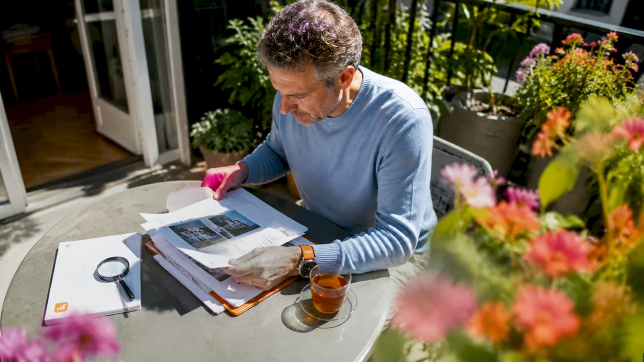 Man verdiept zich thuis in de woningmarkt