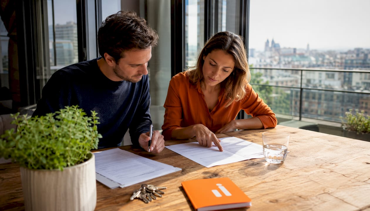 Stel bekijkt samen het taxatierapport van hun woning