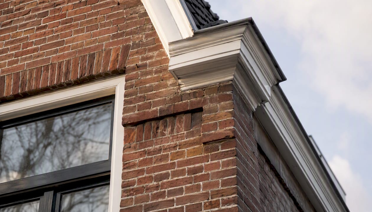 Onderhoud aan de buitenkant van een typisch Nederlandse stadswoning: waar moet je op letten?