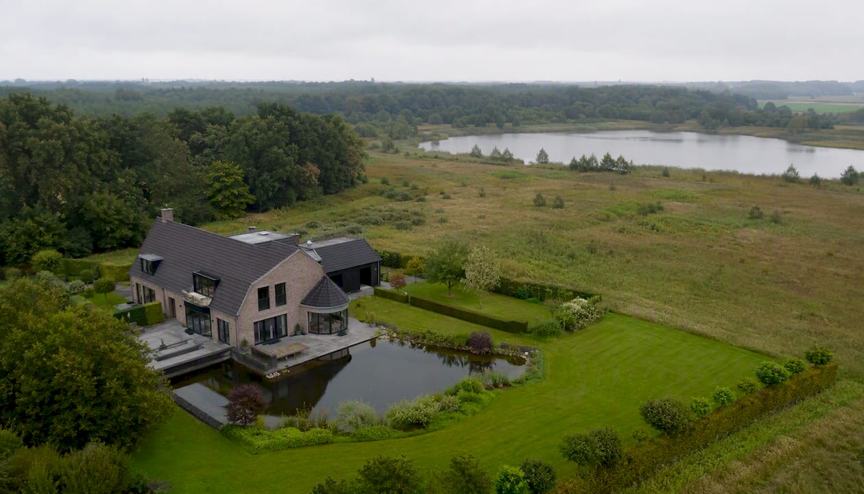 Luchtfoto van een huis met een ruime tuin en prachtig uitzicht