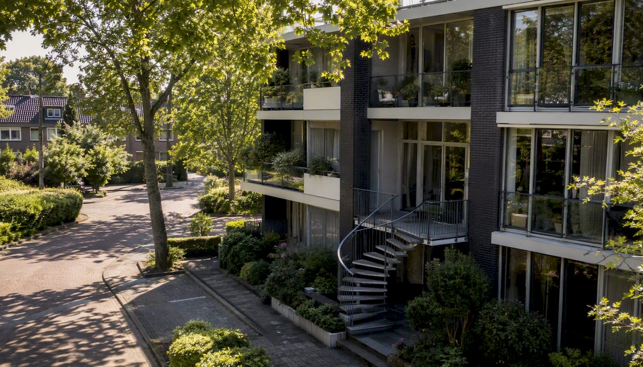 Een eigentijds appartementencomplex in een levendige stadswijk.